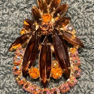 Vintage Juliana (DeLizza & Elster) rhinestone brooch. Maybe ?? Unmarked